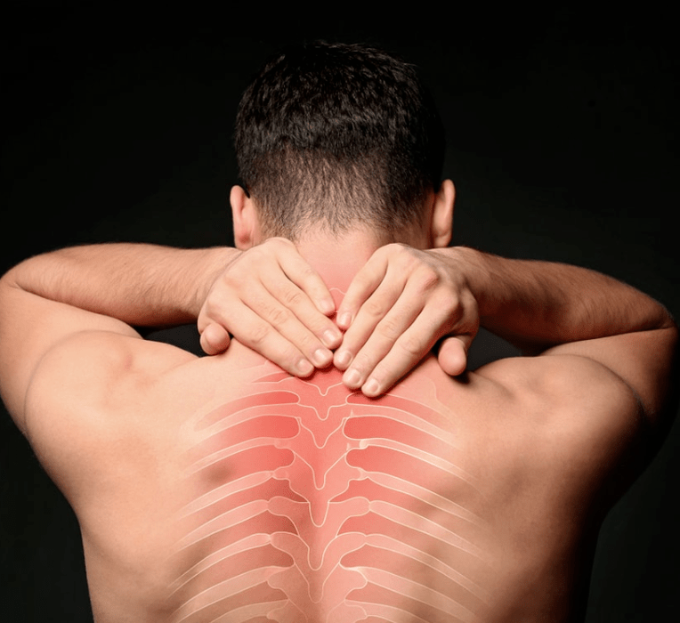 Muškarac je zabrinut zbog osteohondroze torakalne kralježnice