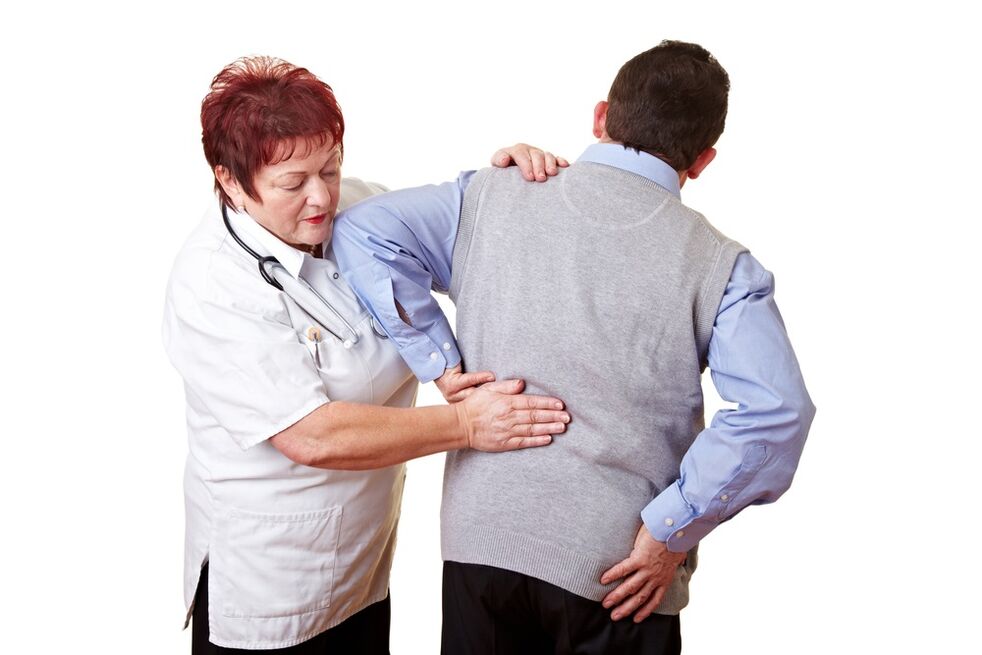 liječnik pregledava leđa zbog boli
