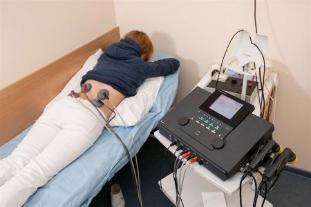 Электрофорез dodjeljuje se pacijenti za liječenje bolova u donjem dijelu leđa i izvlačenja upalnog procesa